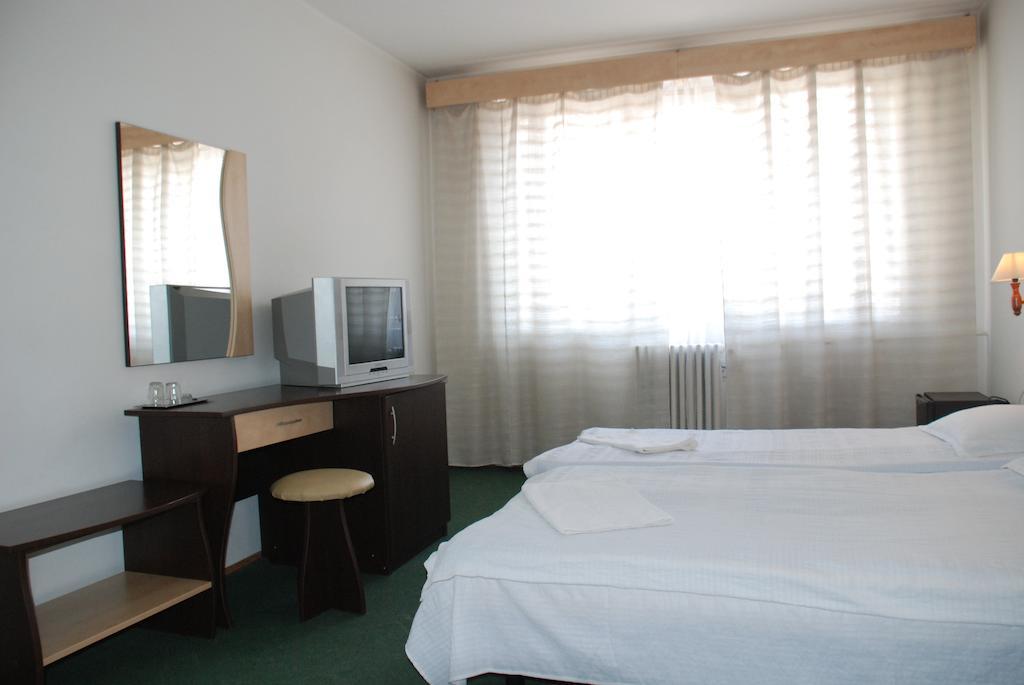 Hotel Merkur Miercurea Ciuc Oda fotoğraf