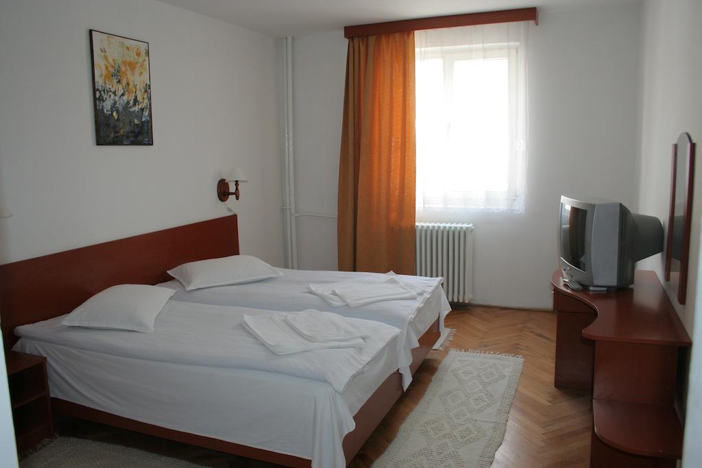 Hotel Merkur Miercurea Ciuc Oda fotoğraf