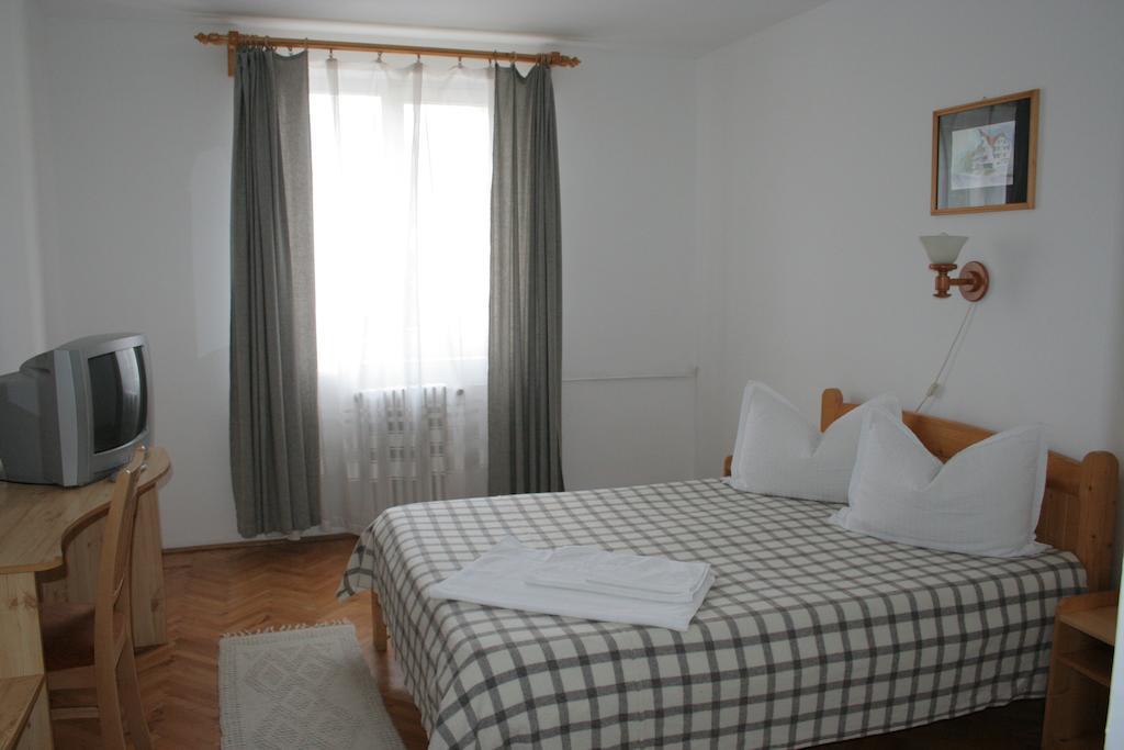 Hotel Merkur Miercurea Ciuc Oda fotoğraf