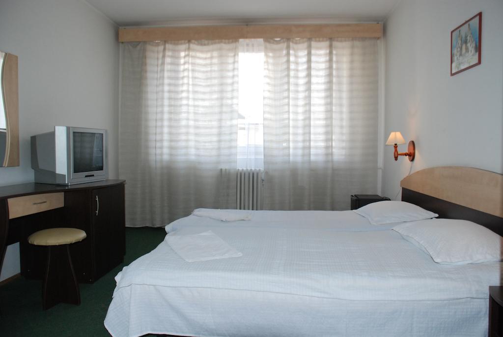 Hotel Merkur Miercurea Ciuc Oda fotoğraf