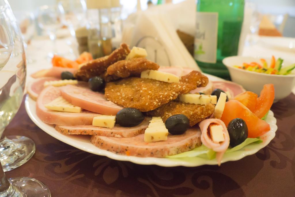 Hotel Merkur Miercurea Ciuc Dış mekan fotoğraf